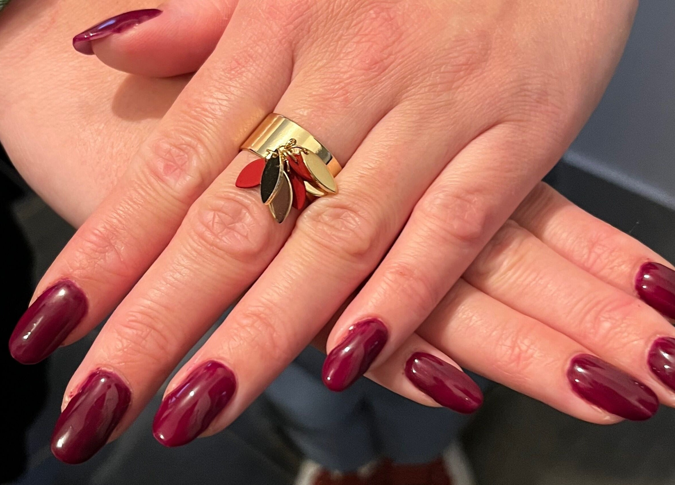 Magnifiques ongles bordeaux chez Dynails, Montmacq, Hauts-de-France, FR, avec un élégant bijou de doigt.