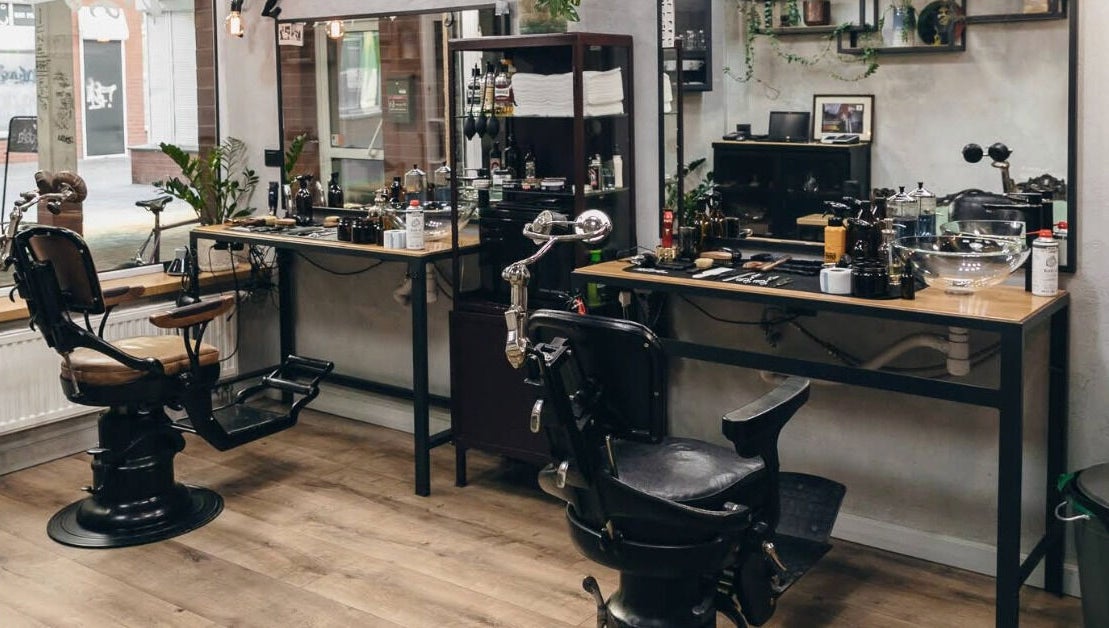 Wnętrze Fryzjernia Barber Shop w Opolu, Województwo Opolskie, PL z tradycyjnym fotelem i narzędziami.