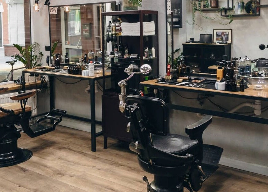 Wnętrze Fryzjernia Barber Shop w Opolu, Województwo Opolskie, PL z tradycyjnym fotelem i narzędziami.