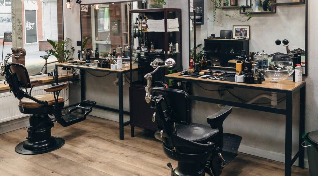 Wnętrze Fryzjernia Barber Shop w Opolu, Województwo Opolskie, PL z tradycyjnym fotelem i narzędziami.