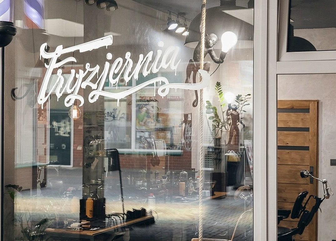 Fryzjernia Barber Shop w Opole, Województwo Opolskie, PL, eleganckie wnętrze z lustrami i sprzętem fryzjerskim.