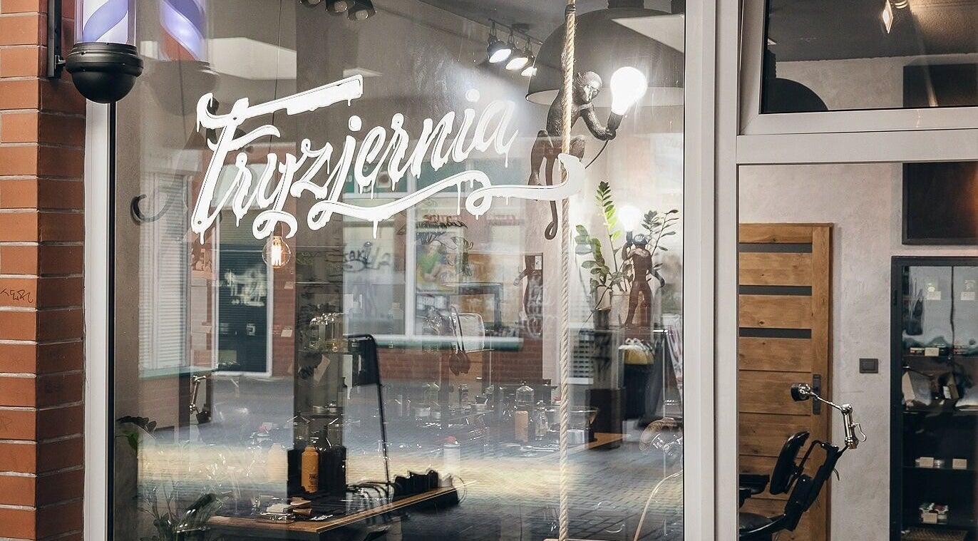 Fryzjernia Barber Shop w Opole, Województwo Opolskie, PL, eleganckie wnętrze z lustrami i sprzętem fryzjerskim.