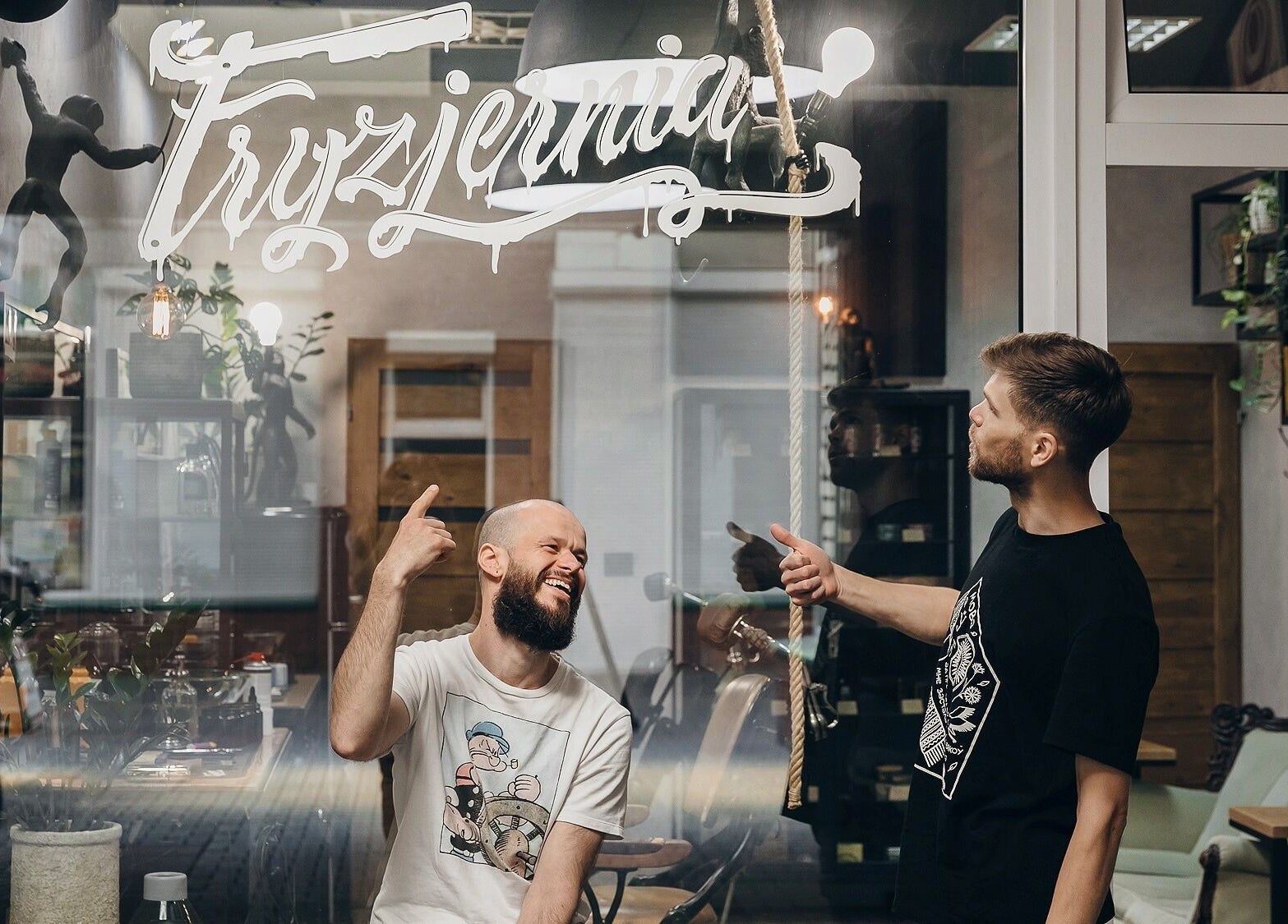 Wewnętrzny widok Fryzjernia Barber Shop, Opole, zadowoleni klienci na tle stylowego wnętrza.
