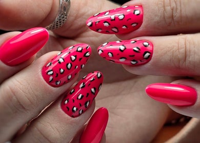 SWorld Nails in Kingston Upon Hull, Anglia, GB offers vibrant leopard print nail art.