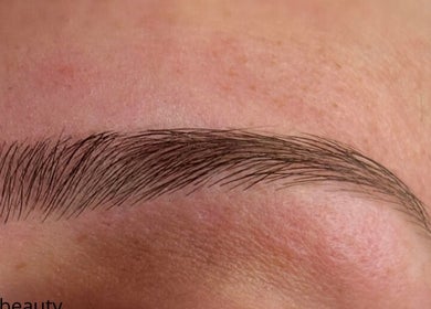 Close-up de sobrancelha estilizada na Andreia Flores Beauty em Fradelos, Braga, PT.