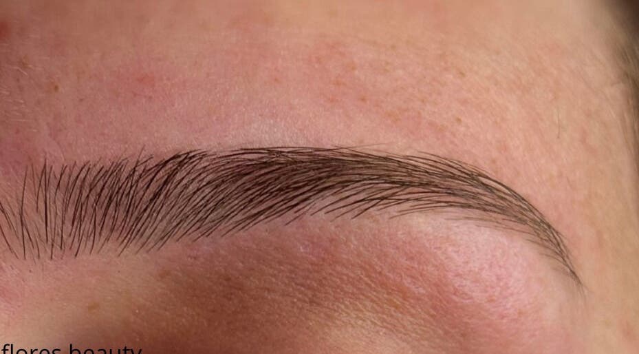 Close-up de sobrancelha estilizada na Andreia Flores Beauty em Fradelos, Braga, PT.