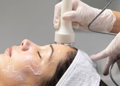 Tratamento facial em Andreia Flores Beauty, Fradelos, Braga, PT, destacando cuidados estéticos profissionais.