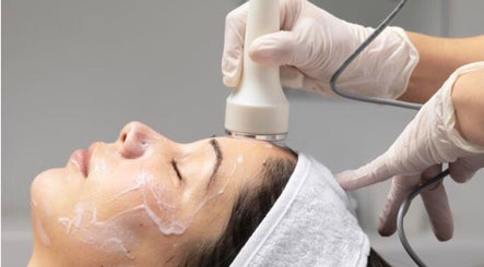 Tratamento facial em Andreia Flores Beauty, Fradelos, Braga, PT, destacando cuidados estéticos profissionais.