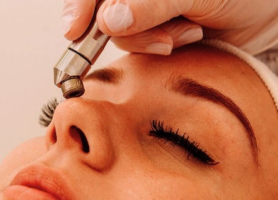 Tratamento facial na Andreia Flores Beauty em Fradelos, Braga, PT, destaca cuidado e bem-estar.