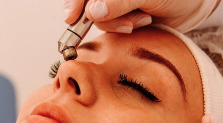Tratamento facial na Andreia Flores Beauty em Fradelos, Braga, PT, destaca cuidado e bem-estar.