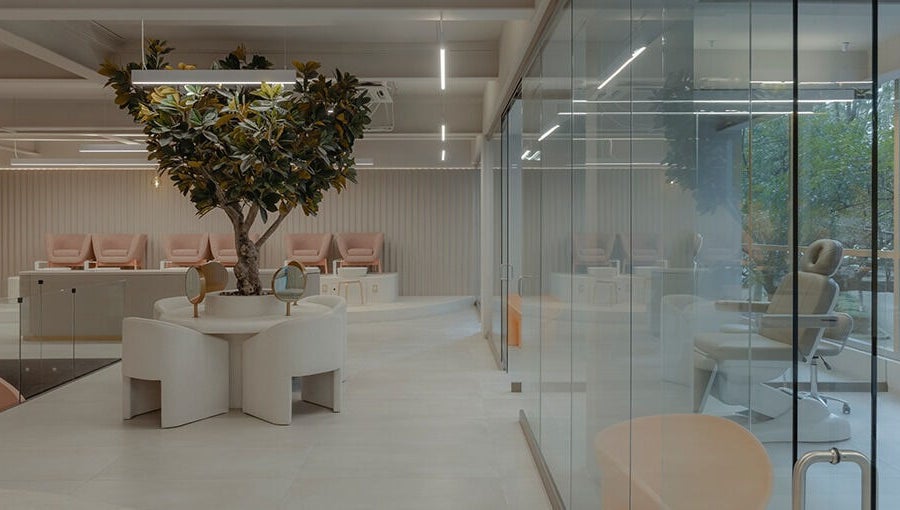 Interior elegante de Leonora Studio | Polanco (Campos Elíseos) en Ciudad de México, MX con muebles modernos.