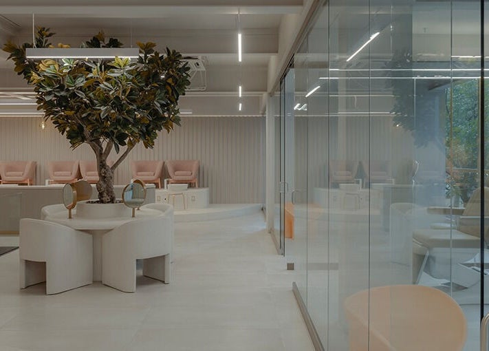 Interior elegante de Leonora Studio | Polanco (Campos Elíseos) en Ciudad de México, MX con muebles modernos.