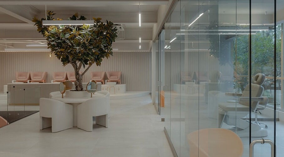 Interior elegante de Leonora Studio | Polanco (Campos Elíseos) en Ciudad de México, MX con muebles modernos.