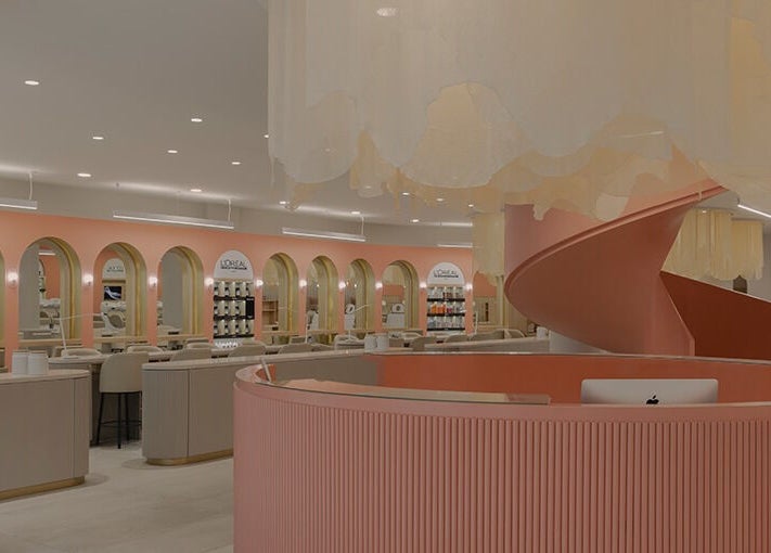 Interior moderno y elegante de Leonora Studio | Polanco (Campos Elíseos) en Ciudad De México, MX con escalera espiral.