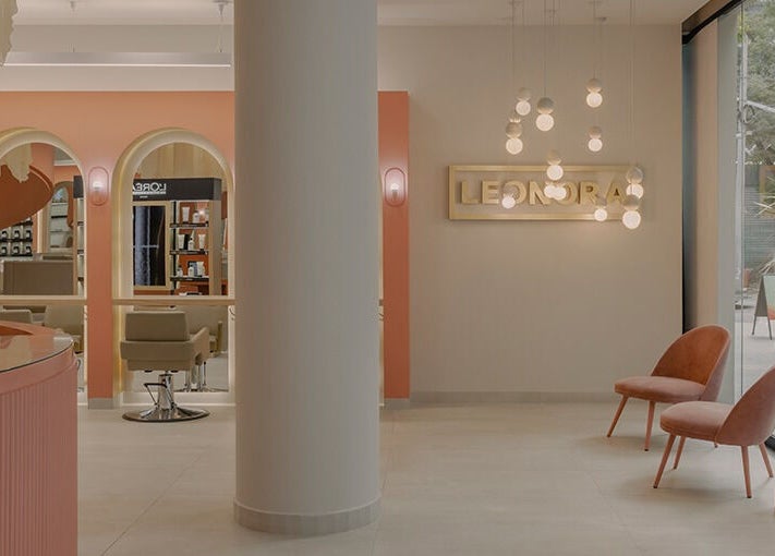 Interior moderno de Leonora Studio | Polanco (Campos Elíseos) en Ciudad De México, MX, con decoraciones elegantes.