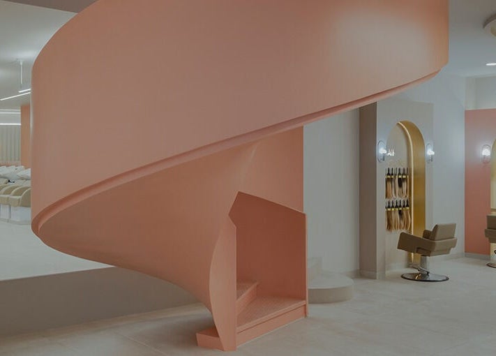 Interior moderno de Leonora Studio | Polanco (Campos Elíseos), con escalera espiral en Ciudad De México, Ciudad De México, MX.