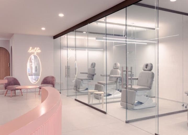 Interior moderno de Leonora Studio | Colonia del Valle, Ciudad De México, Ciudad De México, MX con sillas de salón.