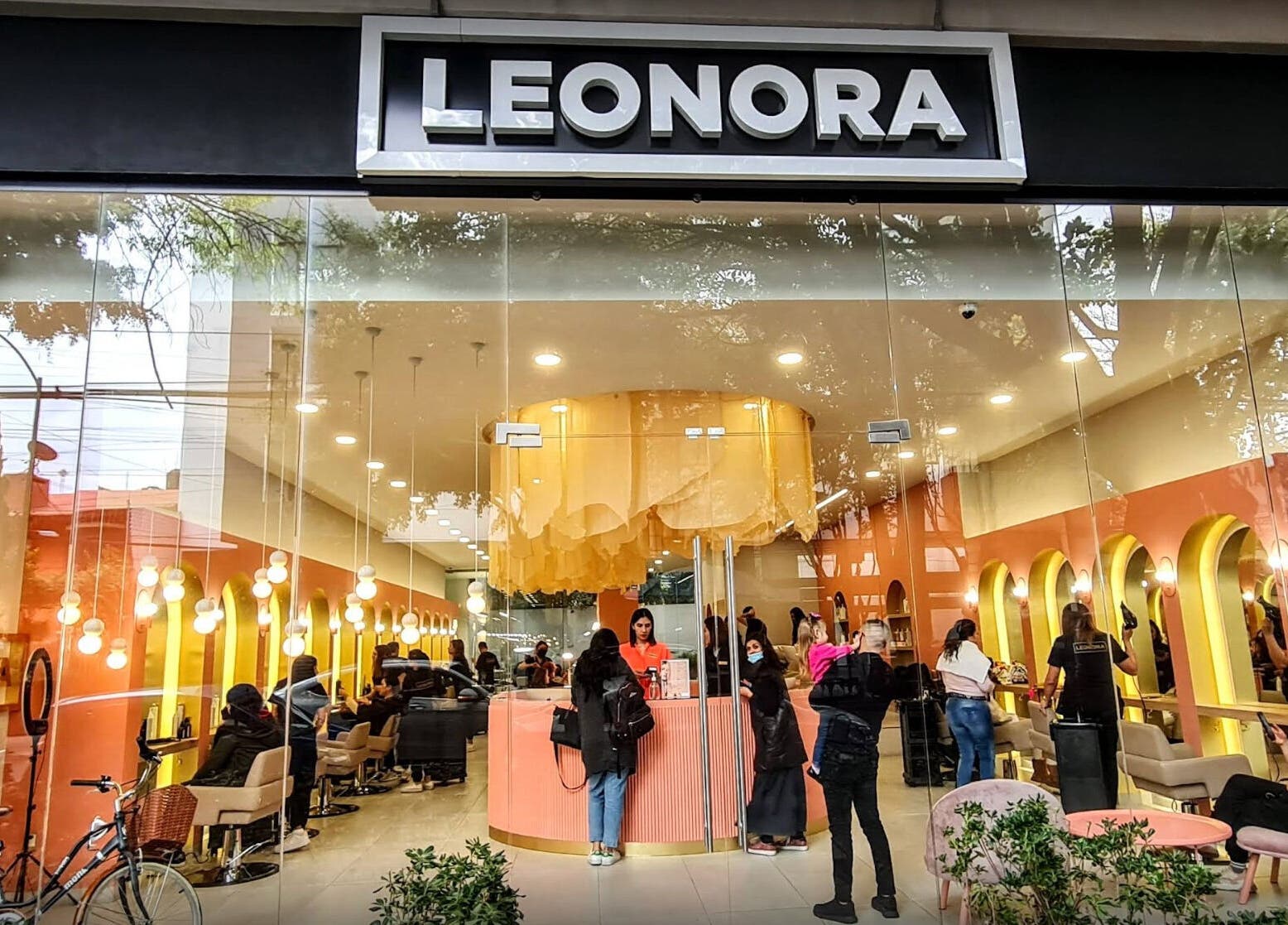 Vista de la fachada iluminada de Leonora Studio | Colonia del Valle en Ciudad De México, MX.