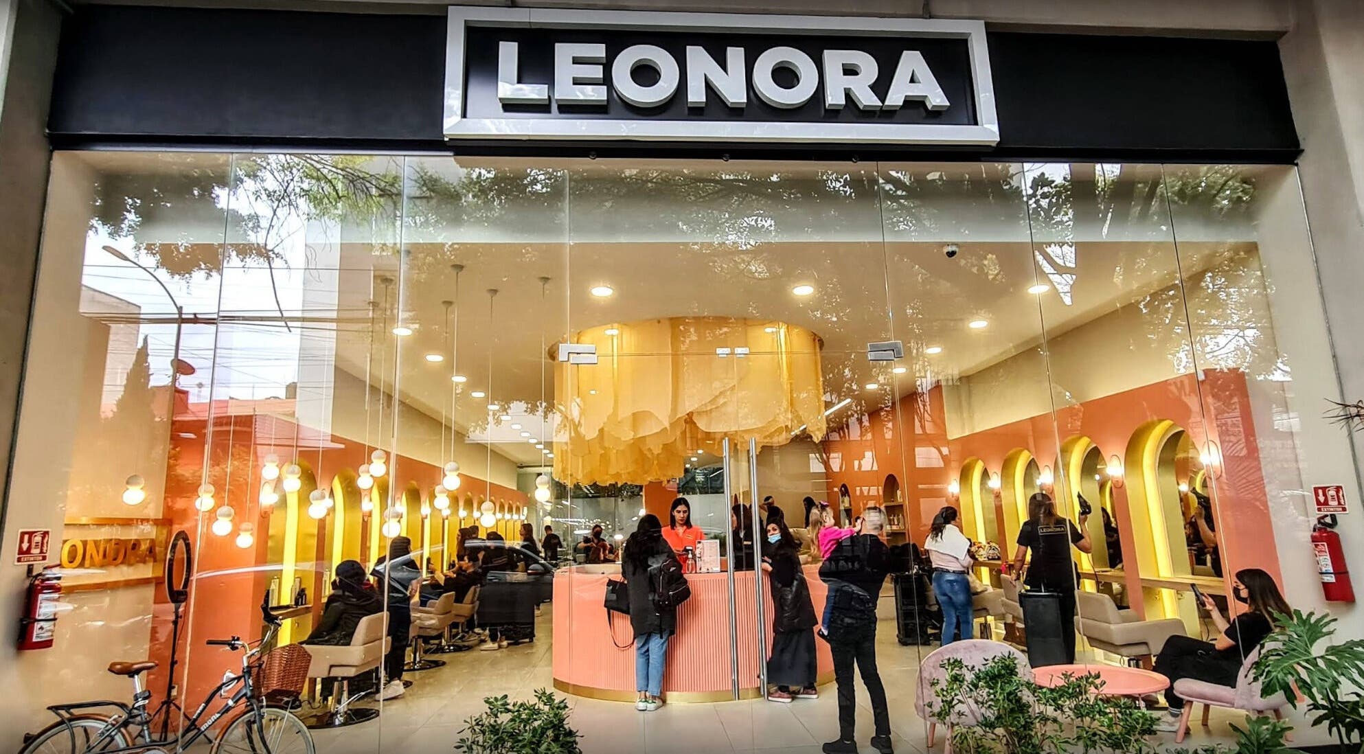 Vista de la fachada iluminada de Leonora Studio | Colonia del Valle en Ciudad De México, MX.