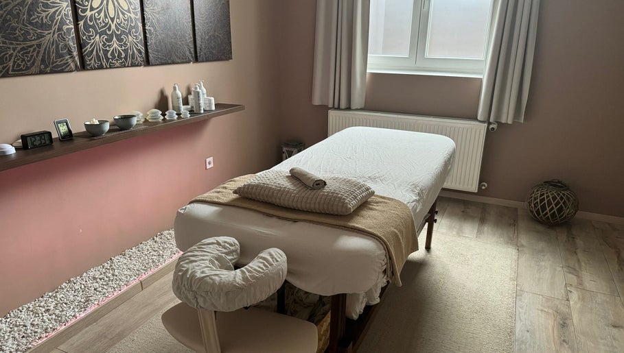 Masszázs szoba a Chill Out Masszázs Budapest, Magyar, HU helyszínen bézs dekorációval.