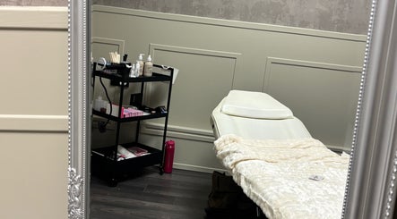 Caits Blink & Brow Bar Bild 2