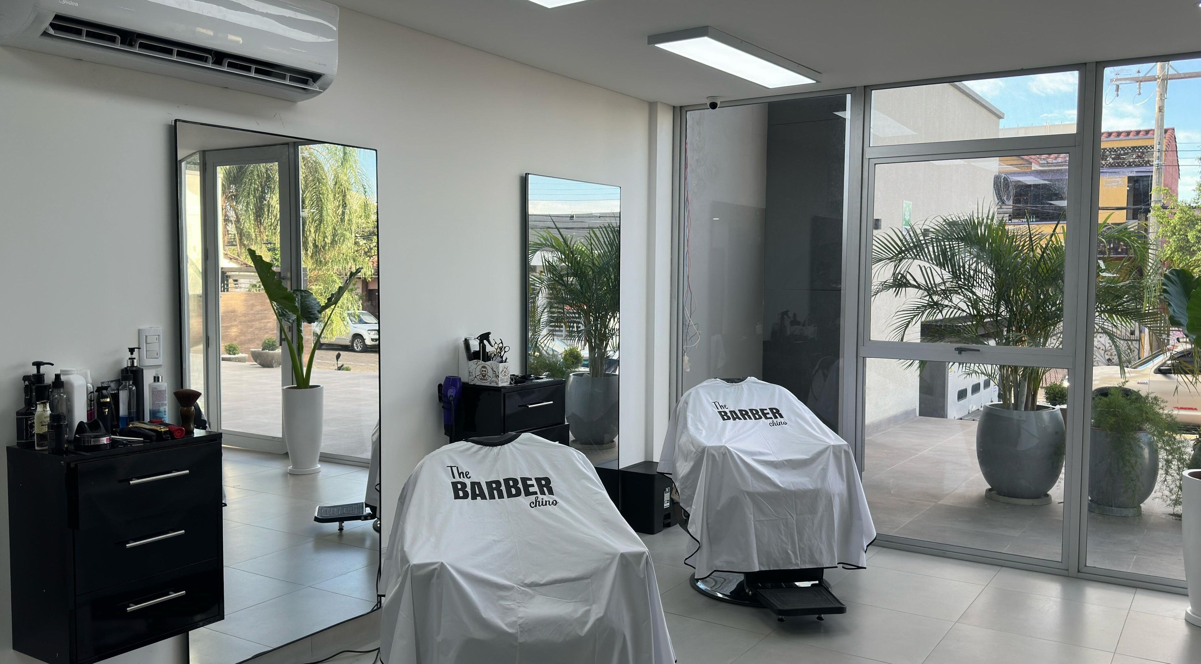Interior moderno de The Barber Chino en Santa Cruz De La Sierra, con elegantes estaciones de corte.