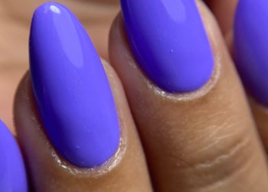 Uñas esmaltadas en violeta intenso en DD Studio, Panamá, Provincia De Panamá, PA, destacando belleza vibrante.