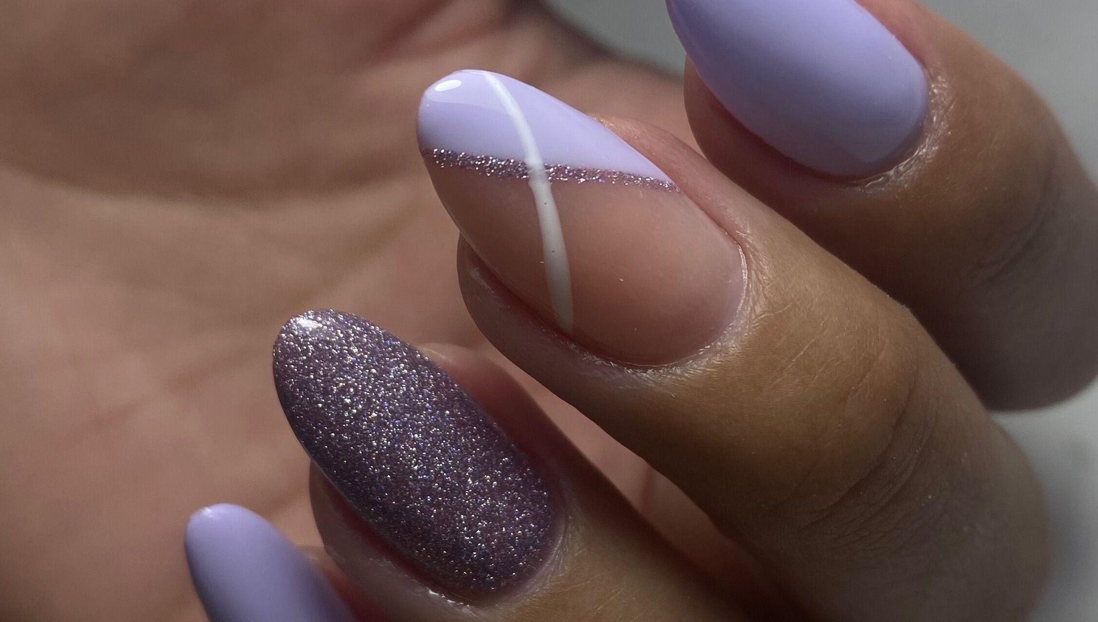 Manicura elegante en DD Studio, Panamá, Provincia De Panamá, PA con diseño metalizado y tonos lilas.