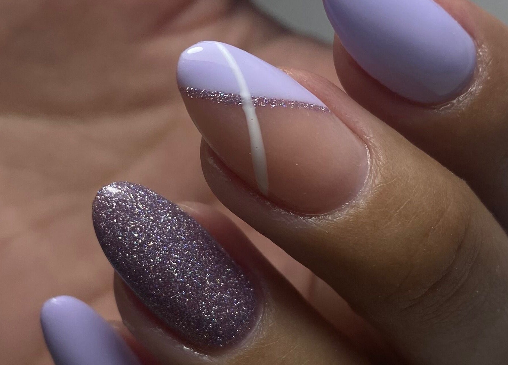 Manicura elegante en DD Studio, Panamá, Provincia De Panamá, PA con diseño metalizado y tonos lilas.