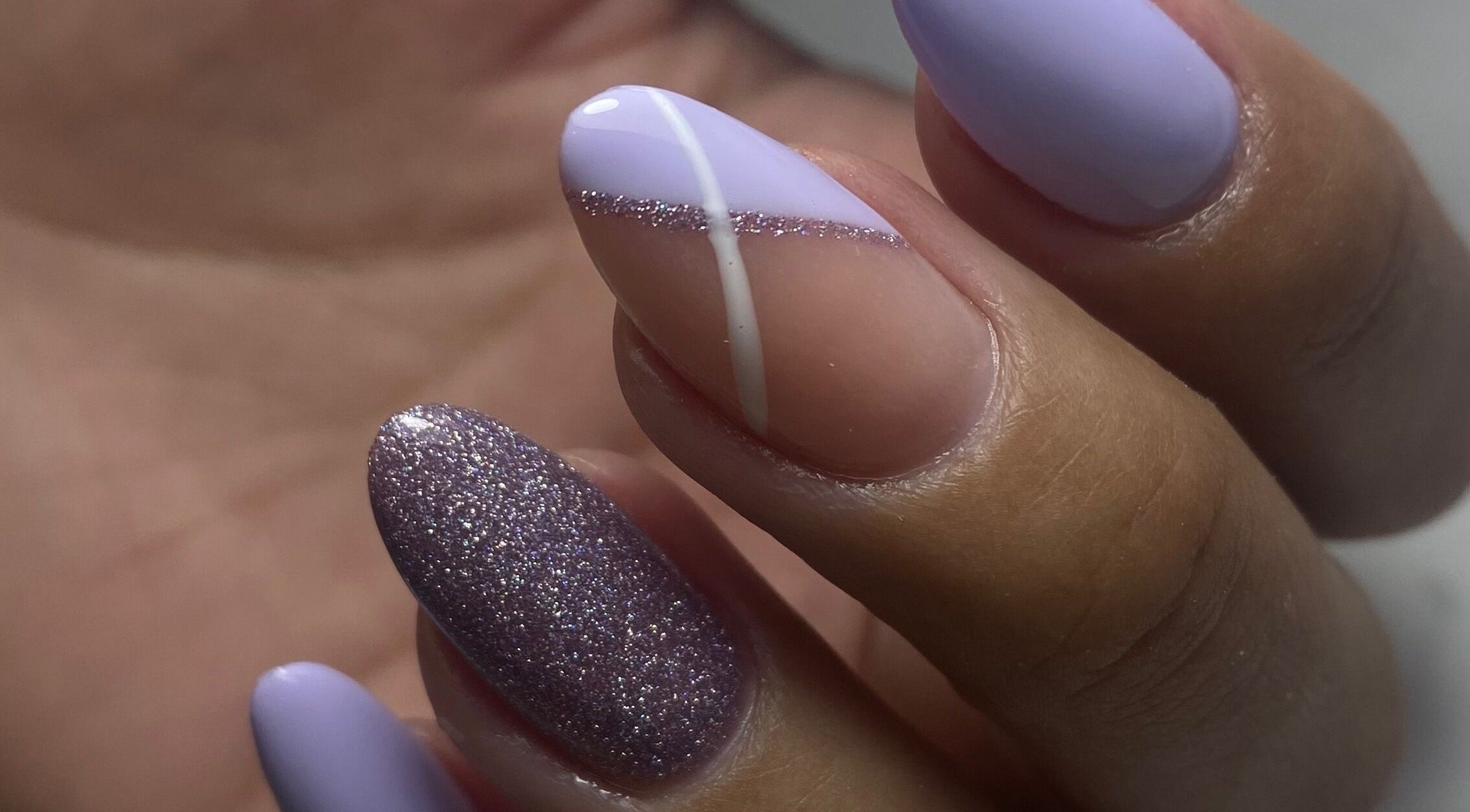 Manicura elegante en DD Studio, Panamá, Provincia De Panamá, PA con diseño metalizado y tonos lilas.