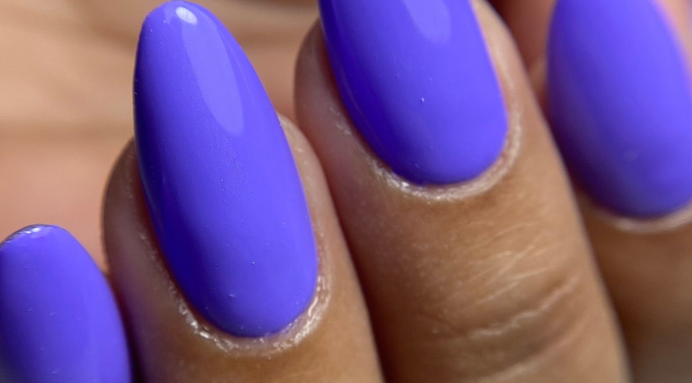 Uñas con esmalte morado brillante en DD Studio, Panamá, Provincia De Panamá, PA.