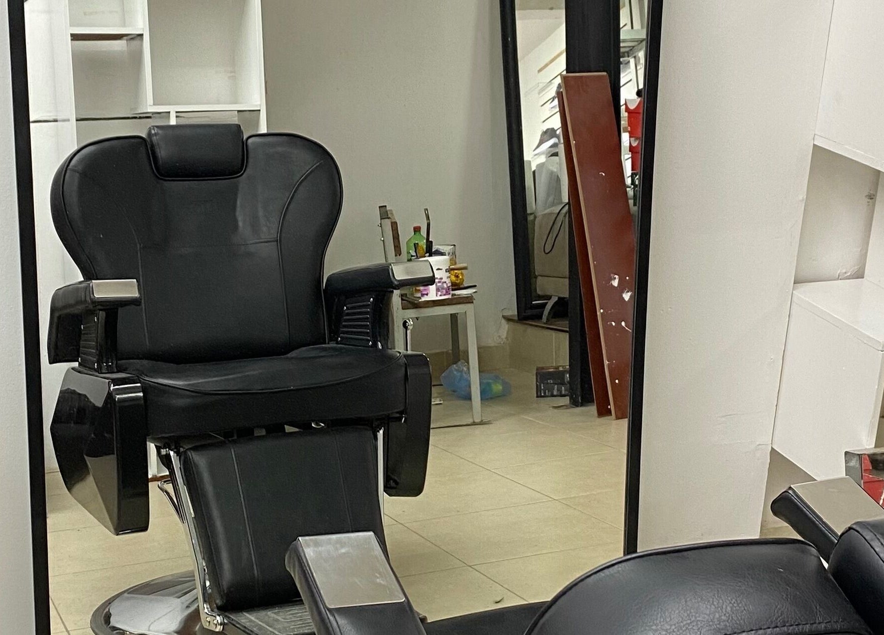 Silla de estilo en Chilax Barber Shop, Merlo, San Luis, AR, con ambiente moderno y acogedor.