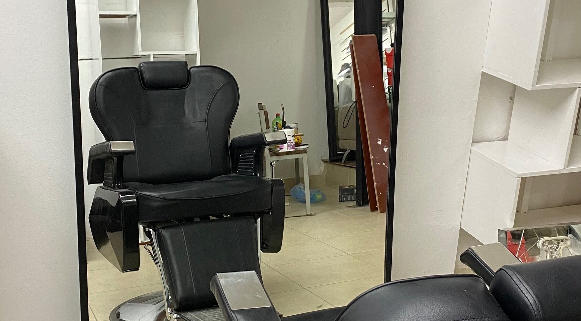 Silla de estilo en Chilax Barber Shop, Merlo, San Luis, AR, con ambiente moderno y acogedor.