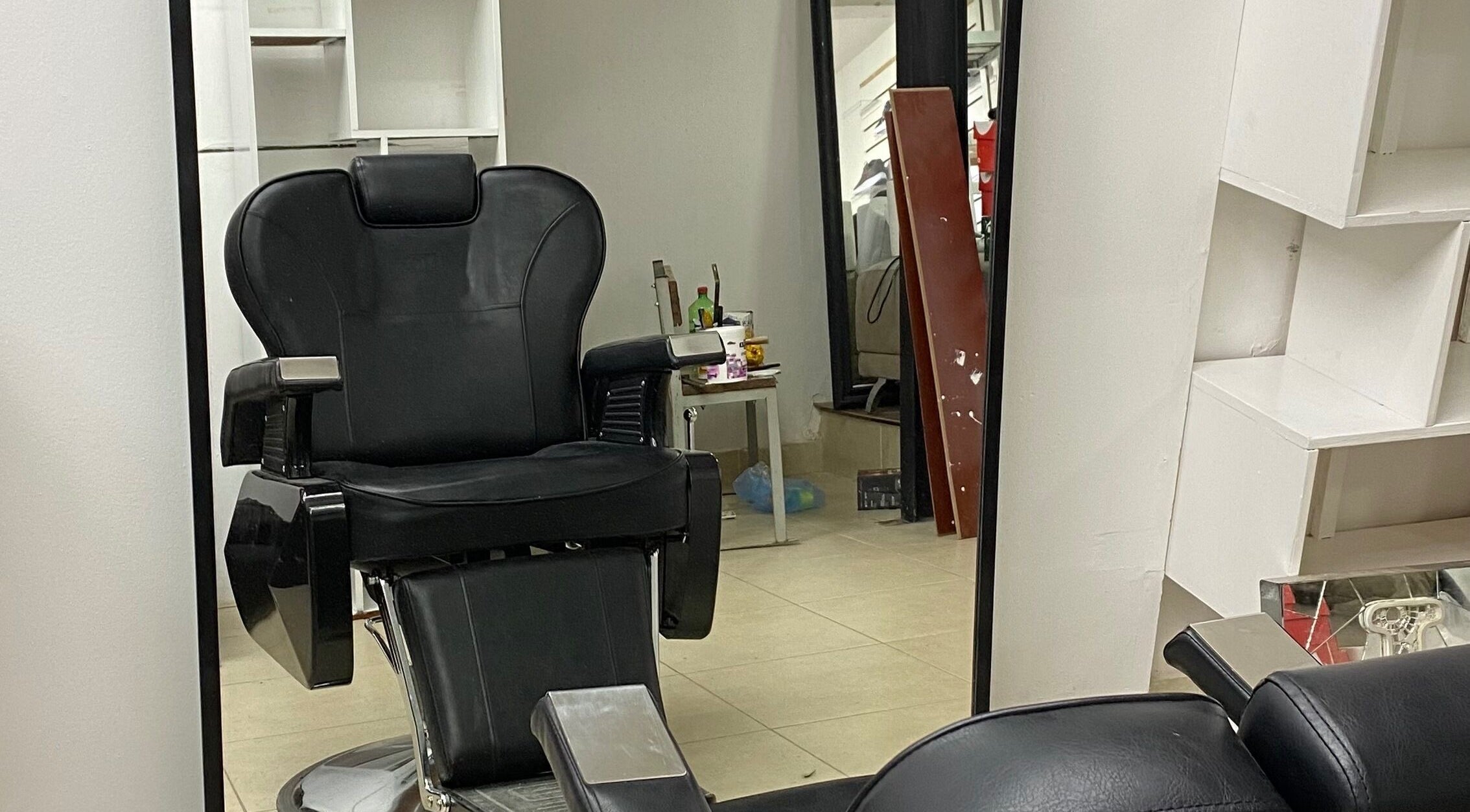 Silla de estilo en Chilax Barber Shop, Merlo, San Luis, AR, con ambiente moderno y acogedor.