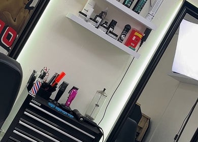 Coin coiffure élégant chez Axo Barber Studio à Papeete, Tahiti, PF avec outils et éclairage professionnel.