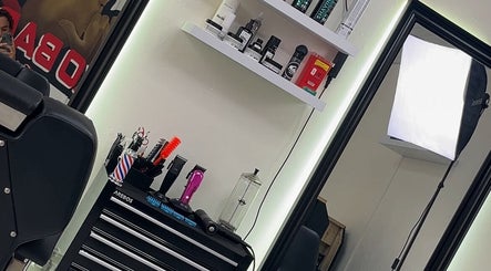 Coin coiffure élégant chez Axo Barber Studio à Papeete, Tahiti, PF avec outils et éclairage professionnel.