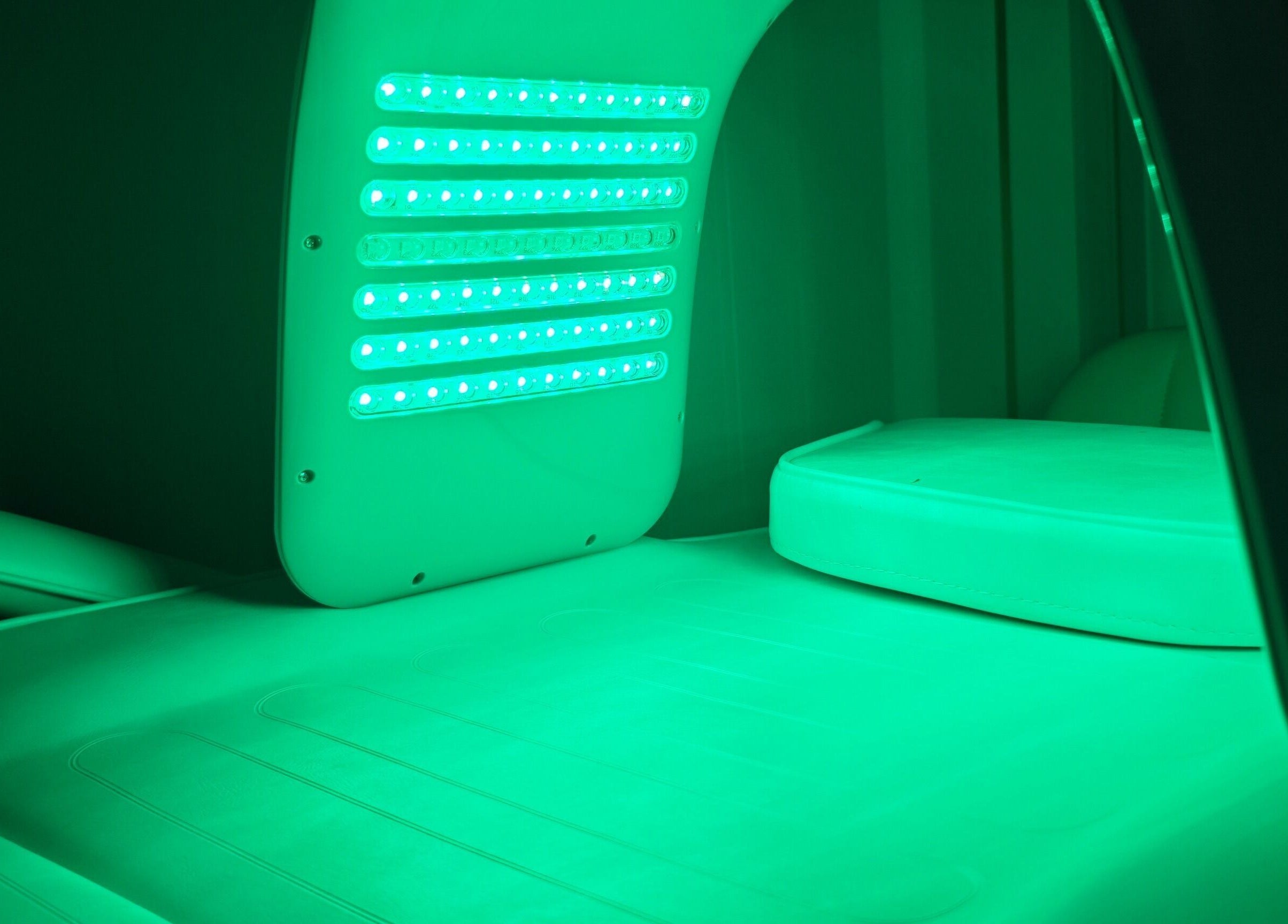 Лежак с зеленым светодиодным освещением в Effect Studio, Фару, Фару, Португалия.