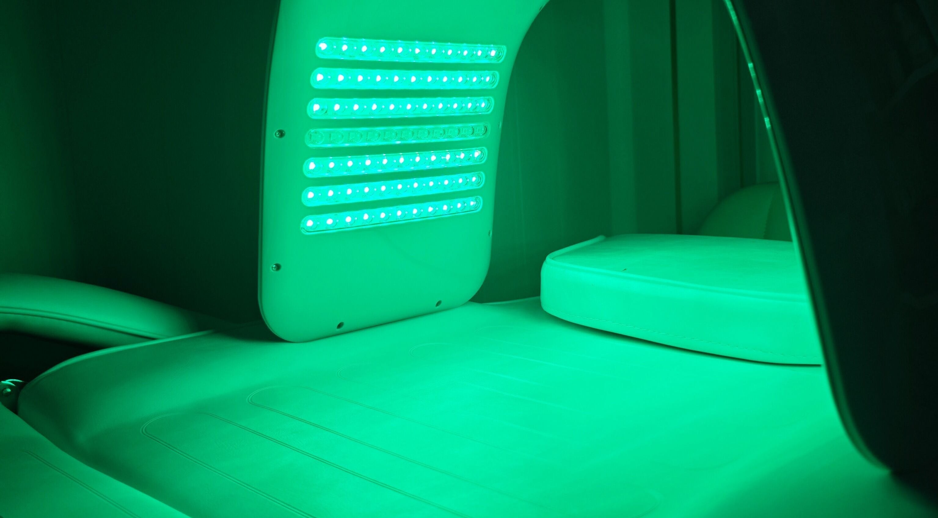 Лежак с зеленым светодиодным освещением в Effect Studio, Фару, Фару, Португалия.