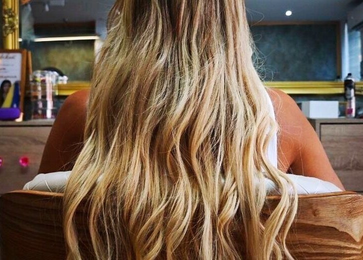 Женщина с длинными блондинистыми волосами в Effect Studio, Фару, Фару, PT.