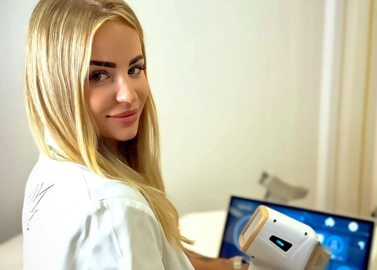 Сотрудница Effect Studio в Фару, Фару, PT использует современный косметический аппарат.