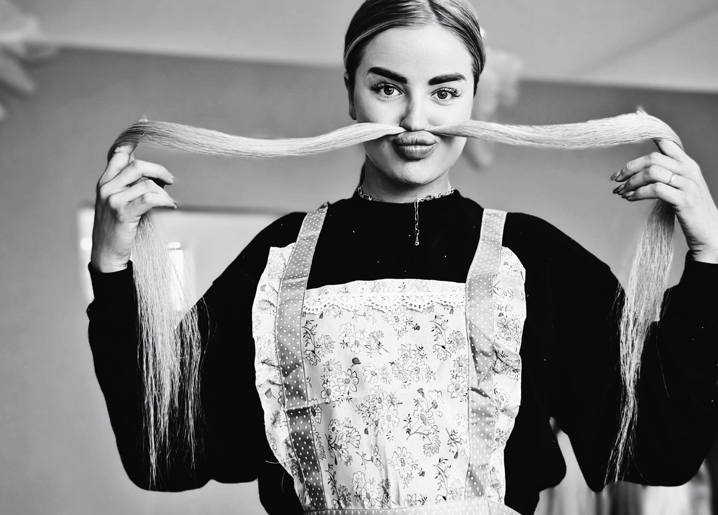 Стилист в Effect Studio, Faro, PT, демонстрирует творческий процесс укладки.