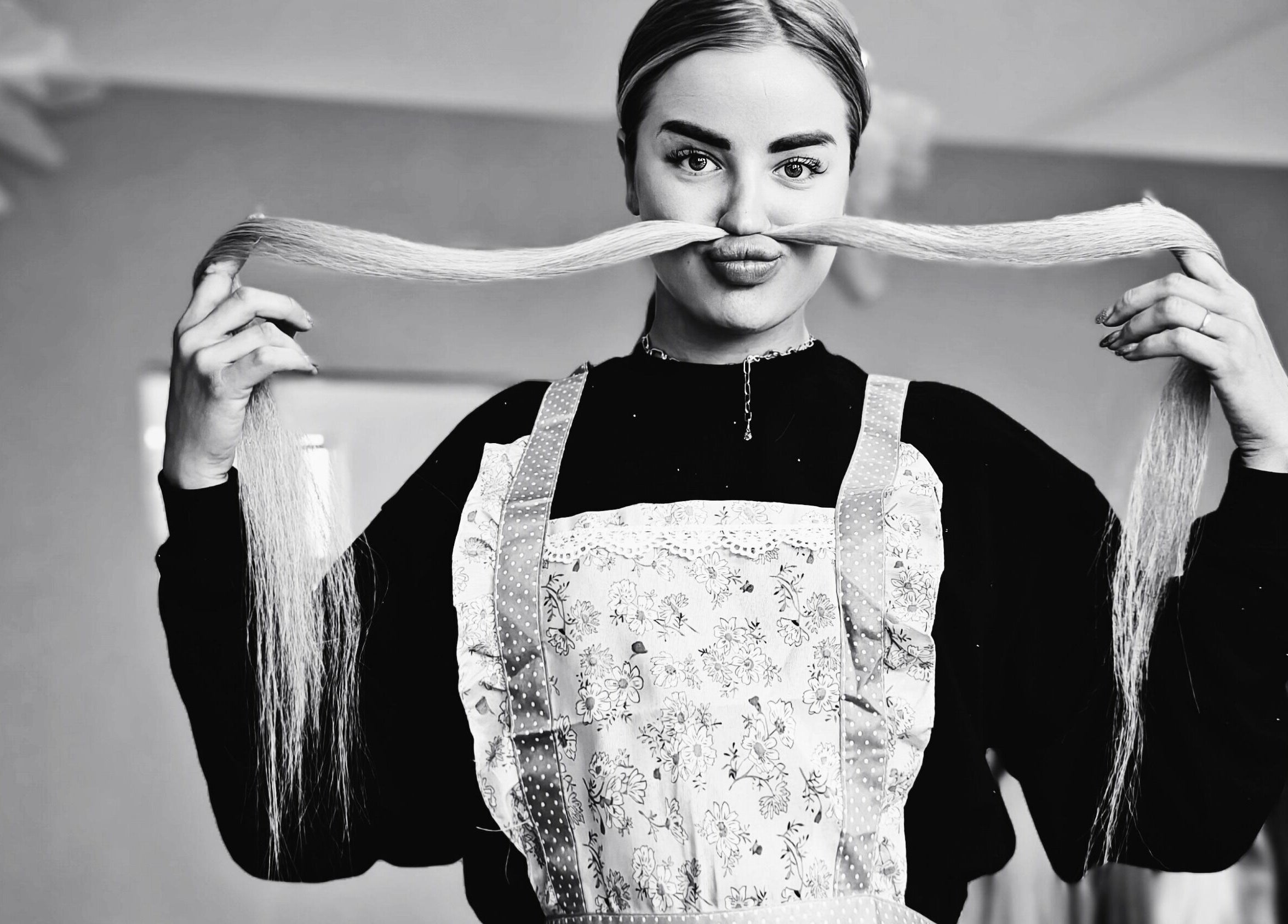 Стилист в Effect Studio, Faro, PT, демонстрирует творческий процесс укладки.