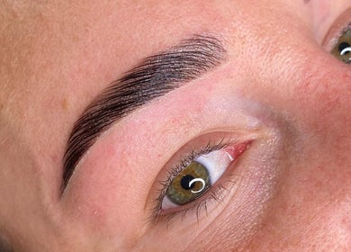 Sourcils magnifiquement entretenus chez S.Beauty Lash, Saint-maurice-de-beynost, Auvergne-rhône-alpes, FR.