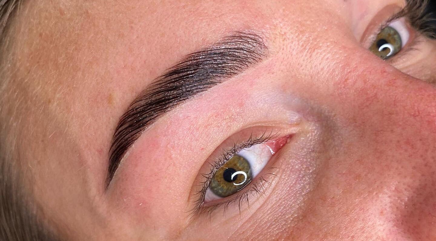 Sourcils magnifiquement entretenus chez S.Beauty Lash, Saint-maurice-de-beynost, Auvergne-rhône-alpes, FR.