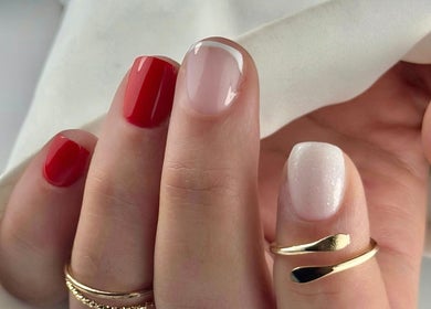 Manucure élégante avec vernis rouge et blanc chez S.Beauty Lash, Saint-maurice-de-beynost, Auvergne-rhône-alpes, FR.