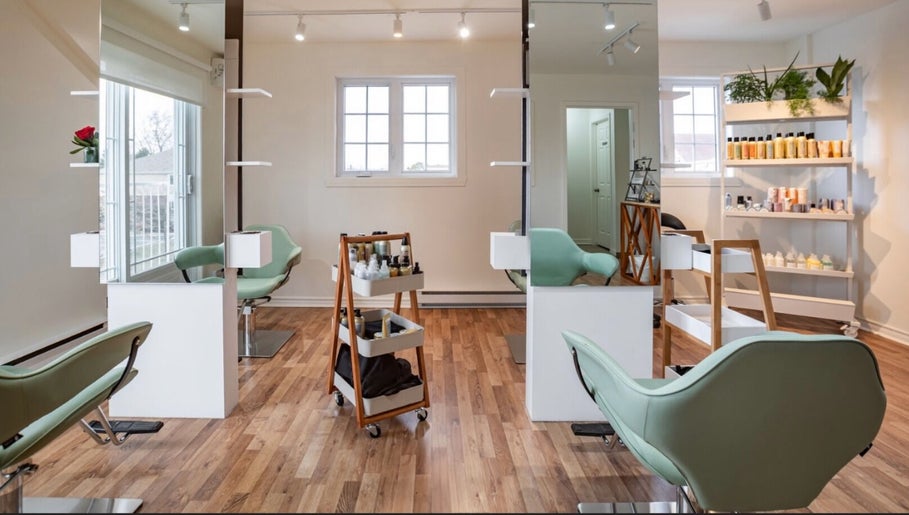 Studio moderne et lumineux de Village Coiffure à Saint-Basile-le-Grand, Québec, CA.