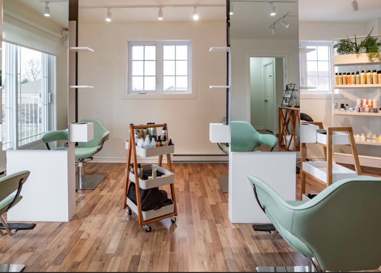 Studio moderne et lumineux de Village Coiffure à Saint-Basile-le-Grand, Québec, CA.