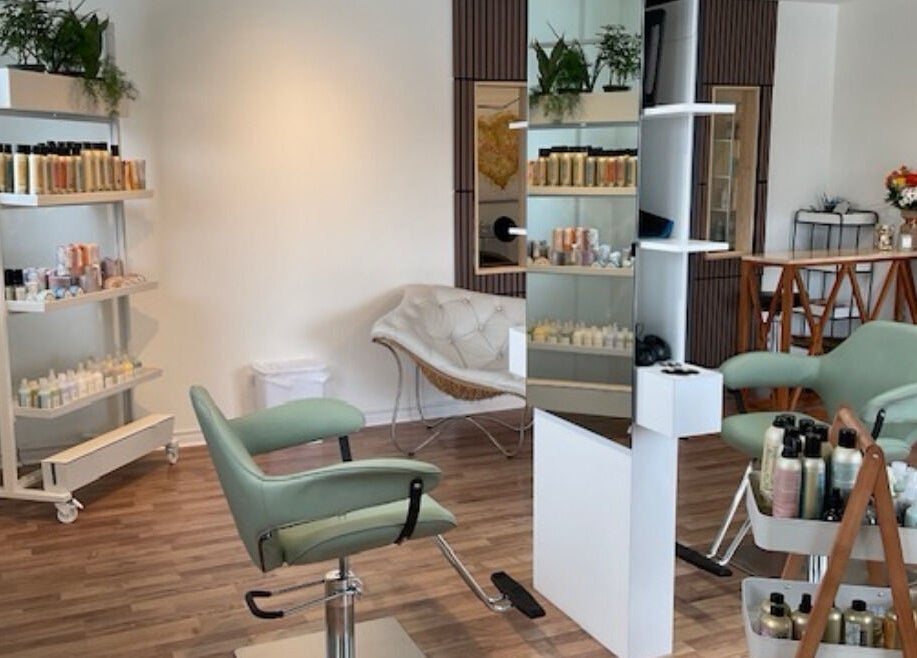 Espace coiffure élégant de Village Coiffure à Saint-basile-le-grand, Québec, CA.