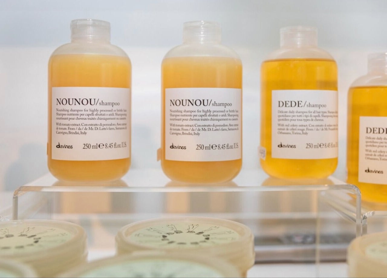 Produits de shampoing exposés chez Village Coiffure à Saint-Basile-le-Grand, Québec, CA pour des soins capillaires.
