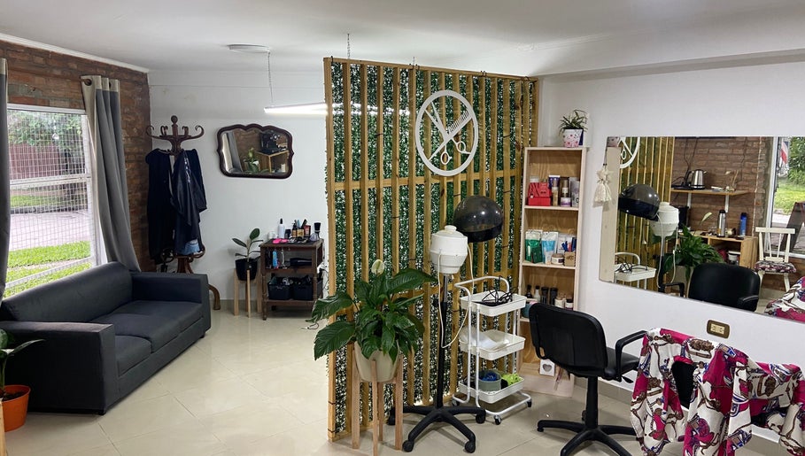Salón Unisex Llerena image 1